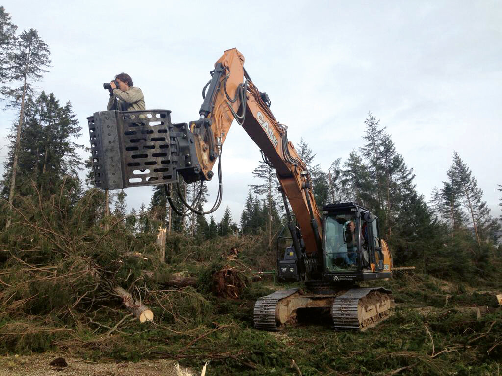 Blick auf die Verwüstung: Alexander Alber (im Bild) und Markus Larcher haben am Karerpass recherchiert, was der Oktobersturm für die Holzindustrie bedeutet. Foto: Markus Larcher