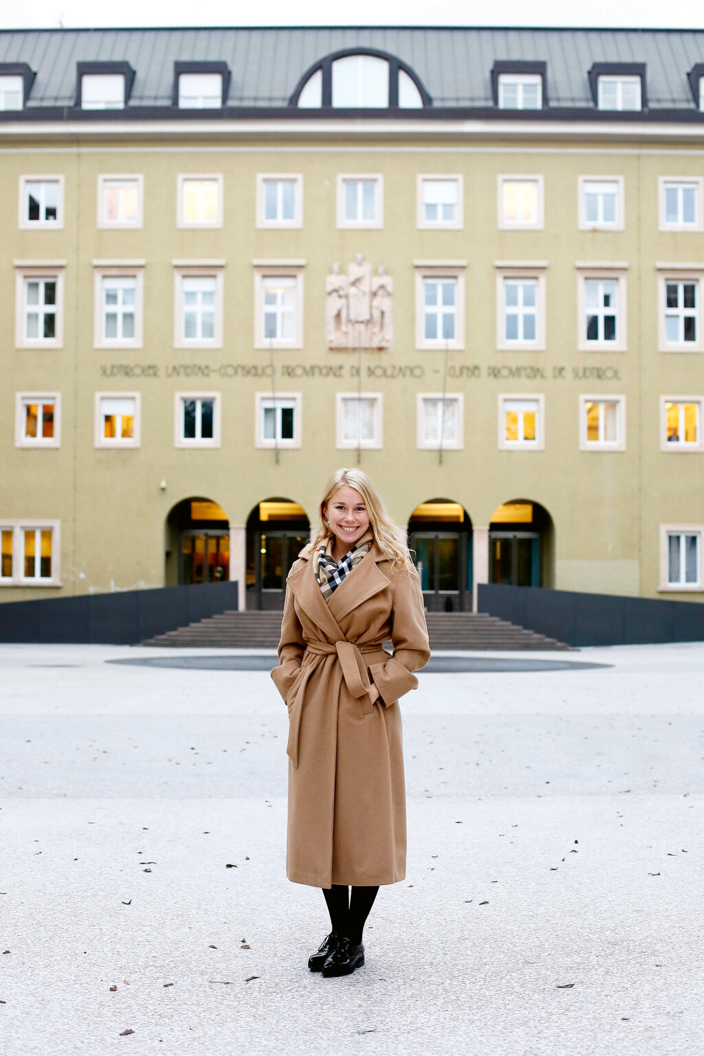 Jasmin Ladurner vor ihrem neuen Arbeitsplatz, dem Südtiroler Landtag: Landesrätin? „Zutrauen täte ich es mir“. Foto: Alexander Alber