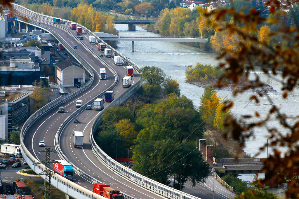 Die Brennerautobahn bei Bozen (rechts unten die Rombrücke, ganz links das Einkaufszentrum Twenty): Fluch und Segen zugleich. Foto: Alexander Alber