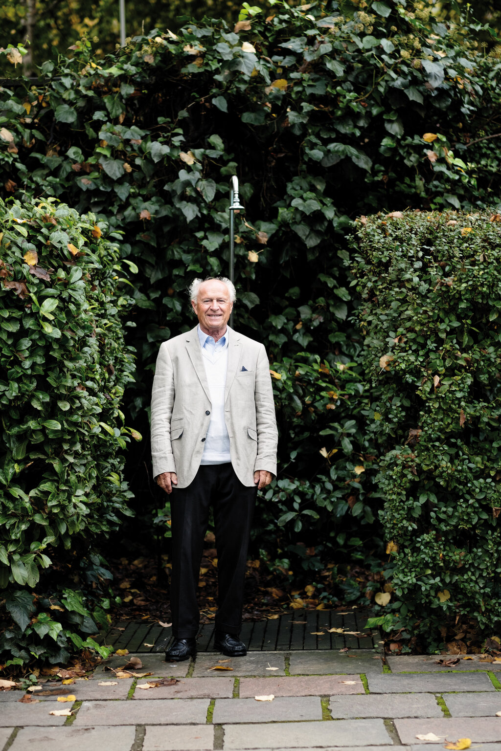 Arnold Gasser vor dem „Urtyp“ der Dusche: Vor 40 Jahren gründete er zusammen mit Hans Krapf das Duschkabinenunternehmen Duka. Foto: Ludwig Thalheimer