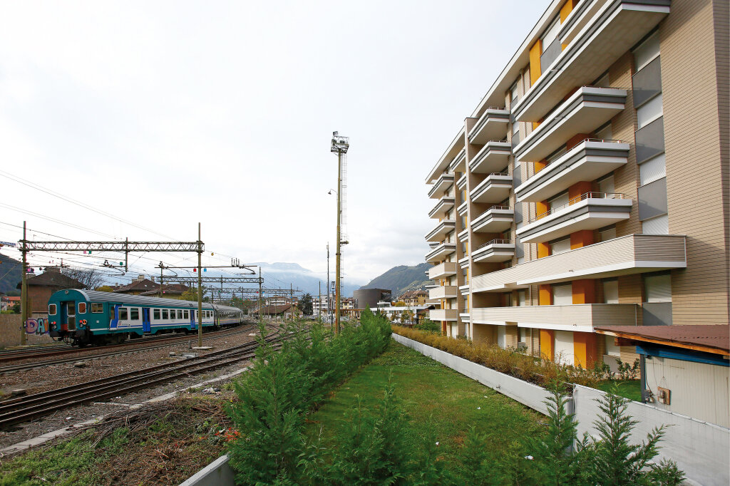 Geschlossene Fensterläden – seit nahezu zehn Jahren: Leer stehender Tosolini-Gebäudekomplex Central District in der Nähe des Bozner Bahnhofes. Foto: Alexander Alber