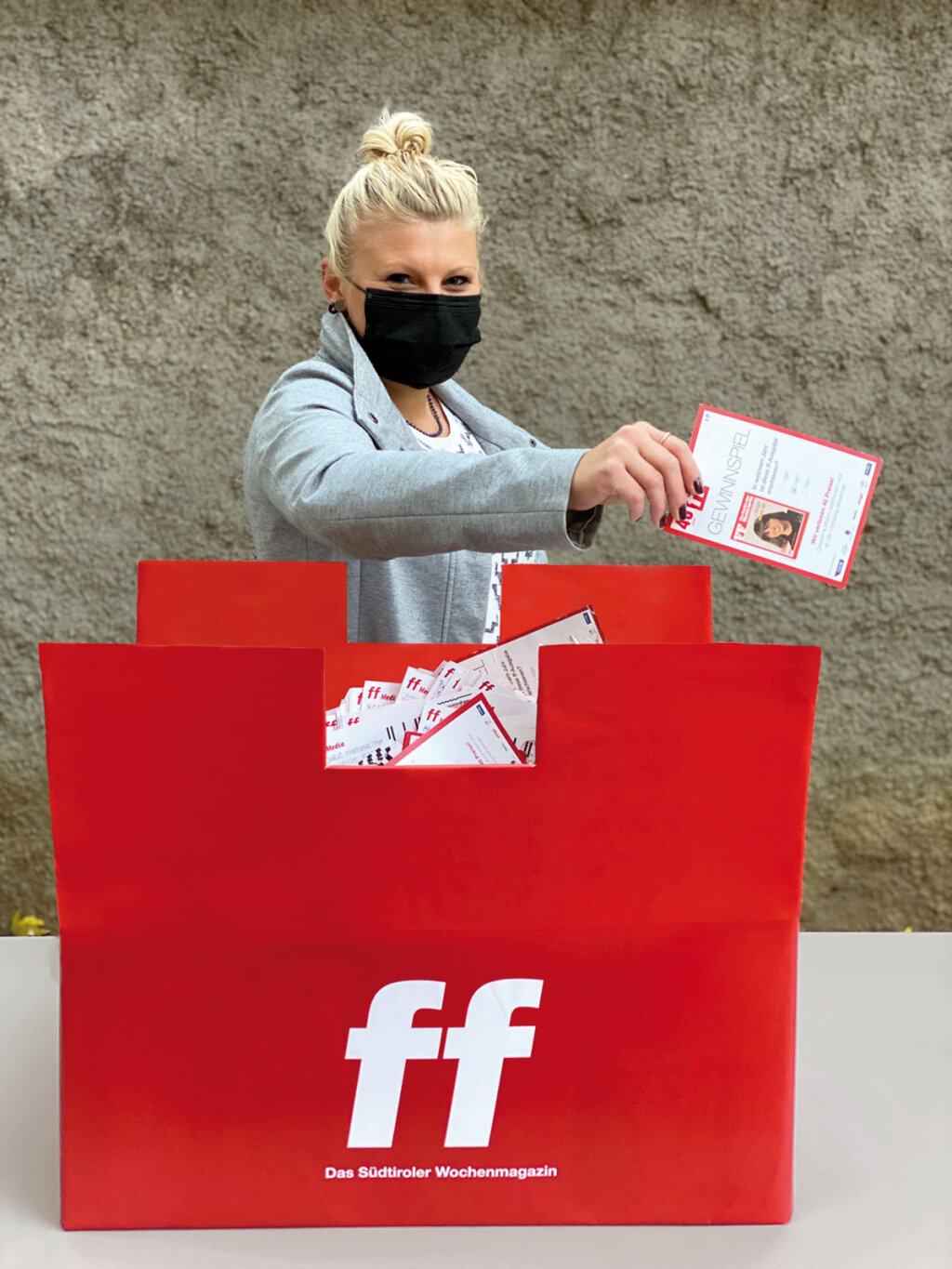 „40 Jahre – 40 Preise“: ff-Mitarbeiterin Silvia Hofer beim Ziehen der 40 Siegercoupons am vergangenen Freitag. Wer die Siegerinnen und Sieger sind, finden Sie auf den Seiten 10 und 11. Foto: ff