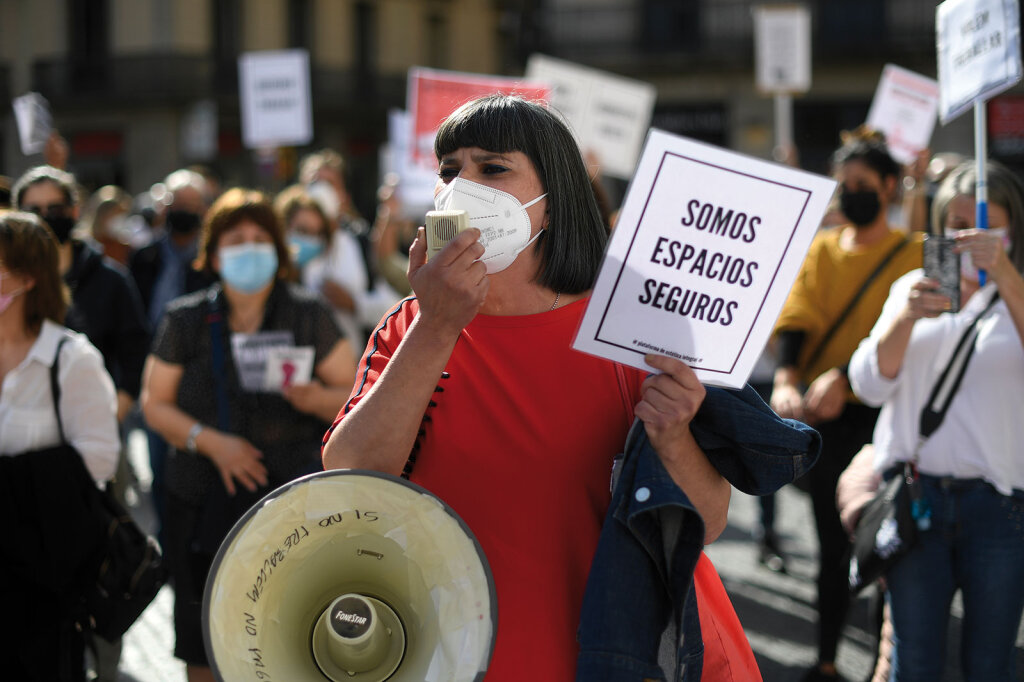 Proteste gegen neue Anti-Coronavirus-Maßnahmen in Barcelona Ende Oktober: Die Demonstrantin hält ein Schild, auf dem steht: „Wir hier sind in einem sicheren Raum“. Foto: Josep Lago/AFP