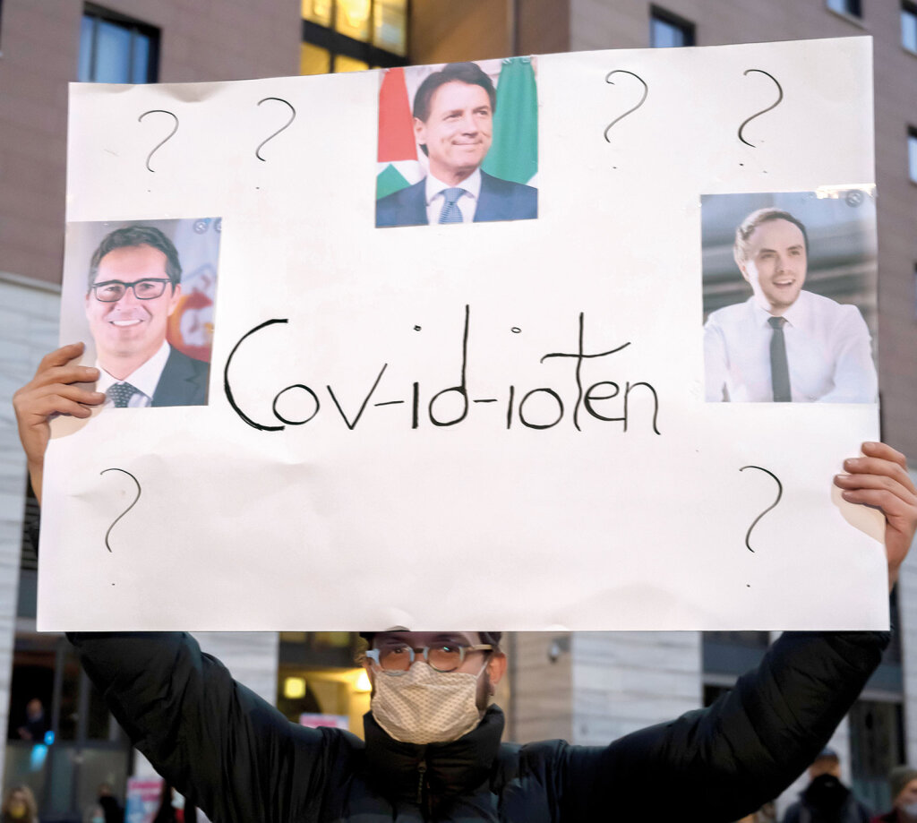 Viele Menschen haben gerade ganz viele Fragen. Einige haben auch eine Antwort auf ihre Fragen gefunden. Der Ton wird rauer. Hier bei der Demo gegen die Corona-Maßnahmen am vergangenen Donnerstagabend in Bozen. Foto: Othmar Seehauser