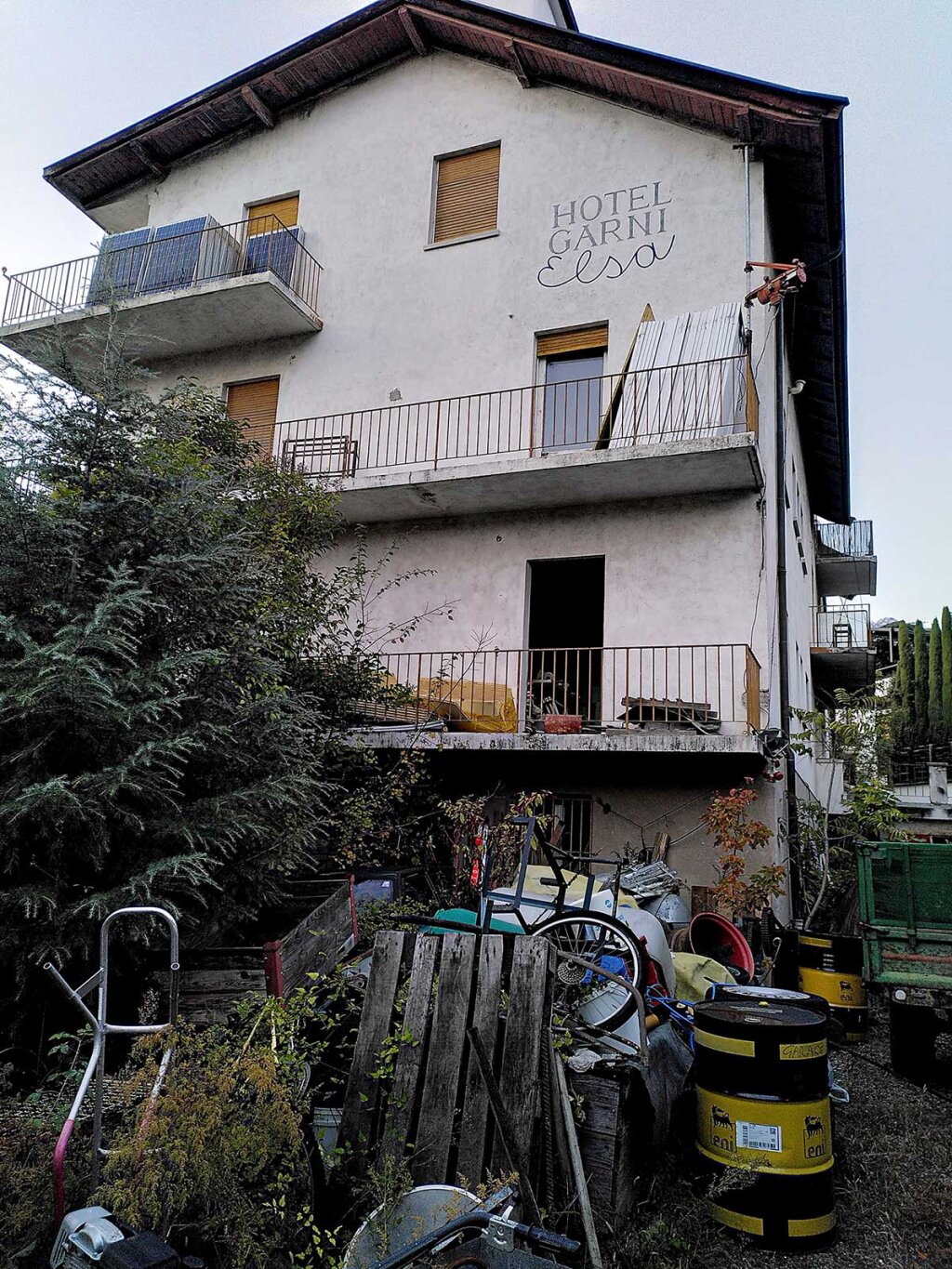Eines der Häuser in Obermais, in deren Garten die Polizei am Sonntag Waffen fand: Der Besitzer wurde verhaftet. Foto: avg