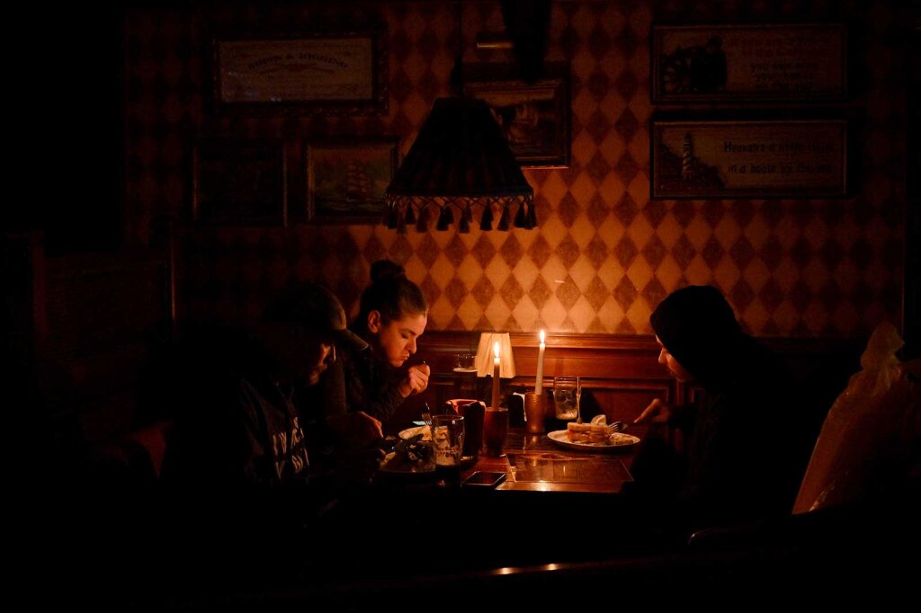 Bricht die Nacht herein, legt sich Dunkel über die ukrainische Hauptstadt: Russland greift gezielt die zivile Infrastruktur des Landes an. Foto: Sergei Supinsky/AFP