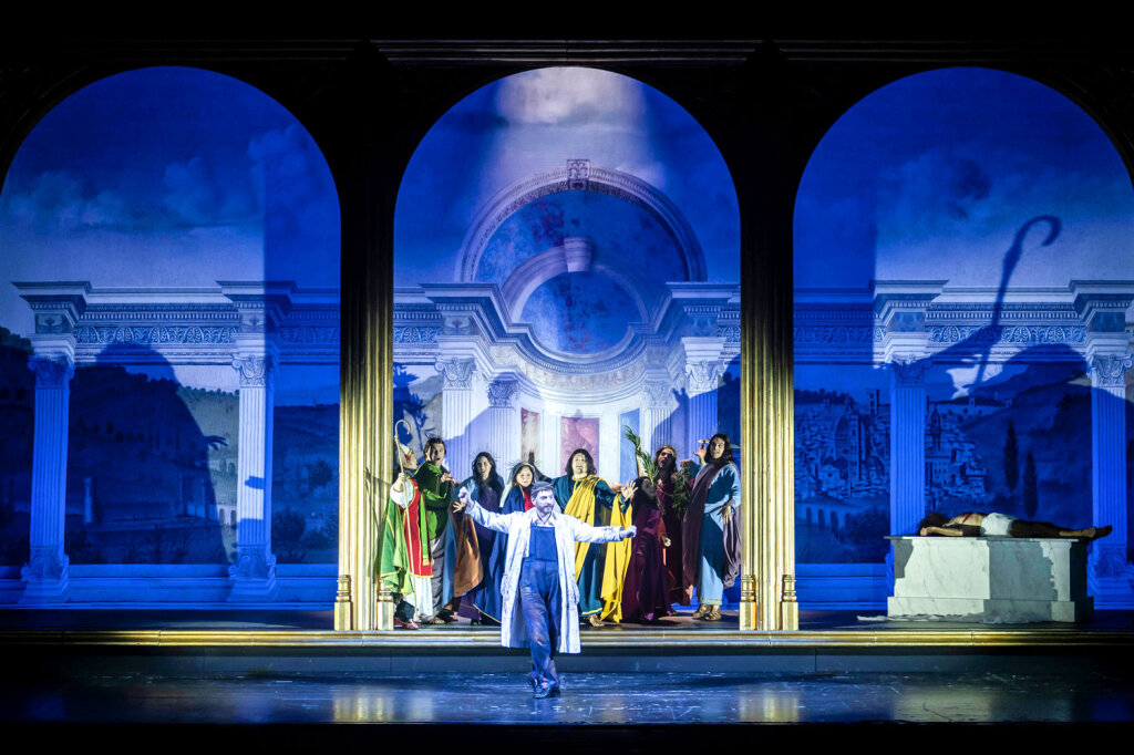 Farbenfroh und etwas kitschig: Gianni Schicchi am Bozner Stadttheater. Foto: Andrea Macchia