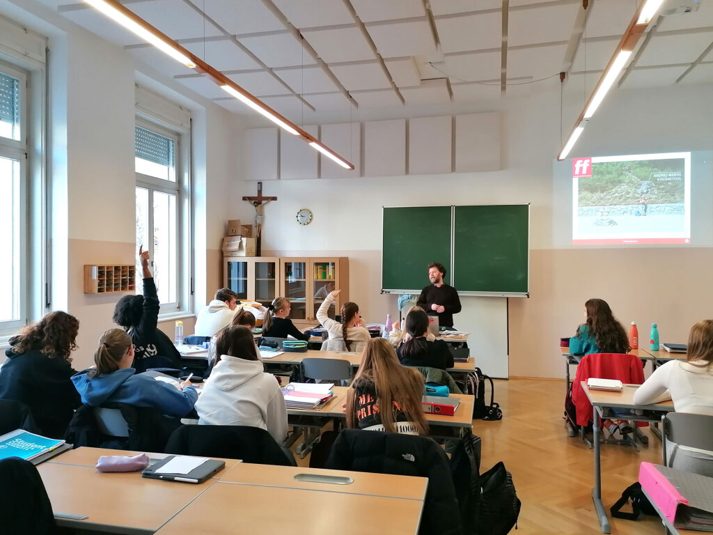 ff-Redakteur Andrej Werth hat vergangene Woche das Maria-Hueber-Gymnasium in Bozen besucht und mit den Schülerinnen und Schülern über Journalismus, Politik und Hausaufgaben diskutiert. Foto: Privat