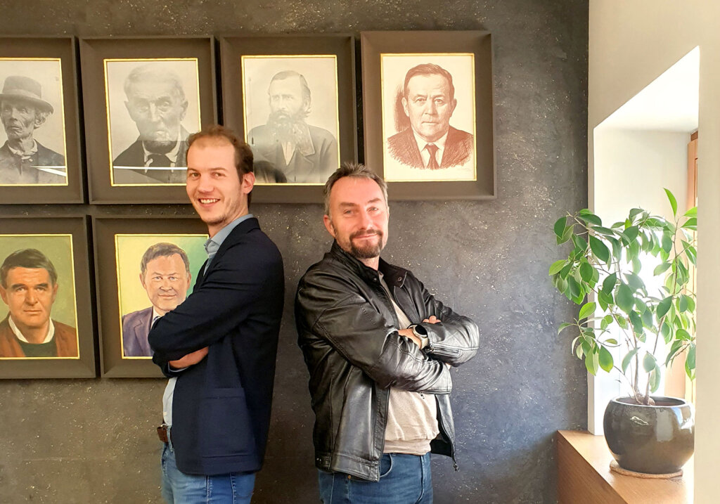 Felix Nagler (29, links) und Felix Dapoz (46) im Büro des Rathauses: Als dieses Bild entstand, fehlten nur noch wenige Stunden bis zur Wahl. Es wurde ernst diskutiert, aber auch gescherzt. Obwohl sie Konkurrenten sind, wollen Nagler und Dapoz auch in Zukunft eng zusammenarbeiten. Foto: sul