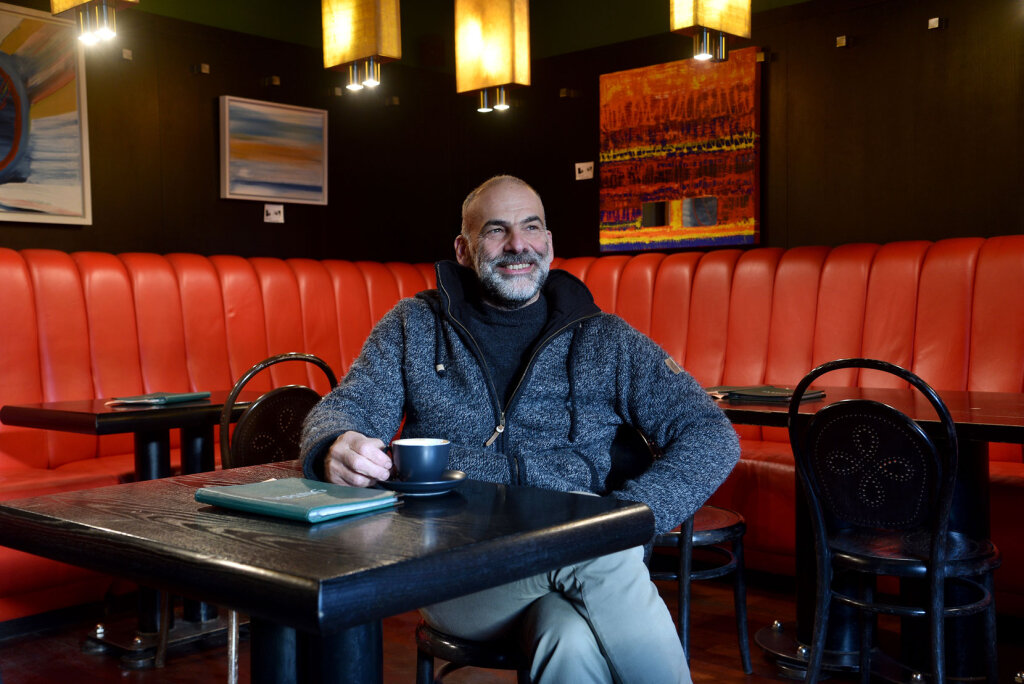 Im Kaffeehaus lässt es sich für Georg Siller besonders gut philosophieren. Foto: Andreas Marini