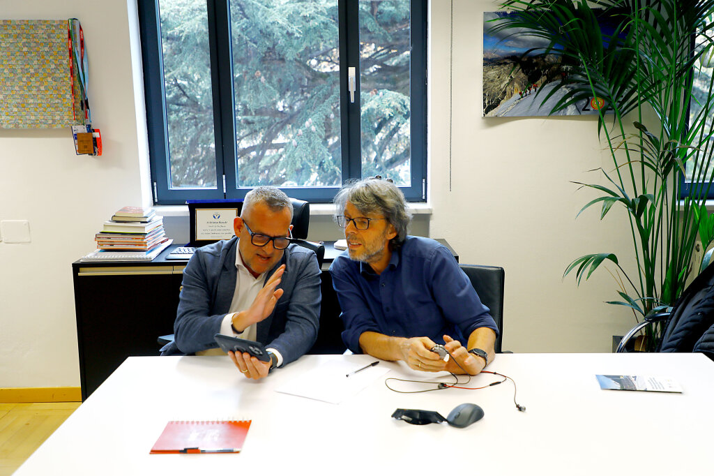 Georg Mair beim Gespräch mit Christian Bianchi (links). Der Landesrat zeigt, wie sein Sohn bei der Weltmeisterschaft im Bahnradfahren abgeschnitten hat. Das Interview lesen Sie ab Seite 26. Foto: Alexander Alber