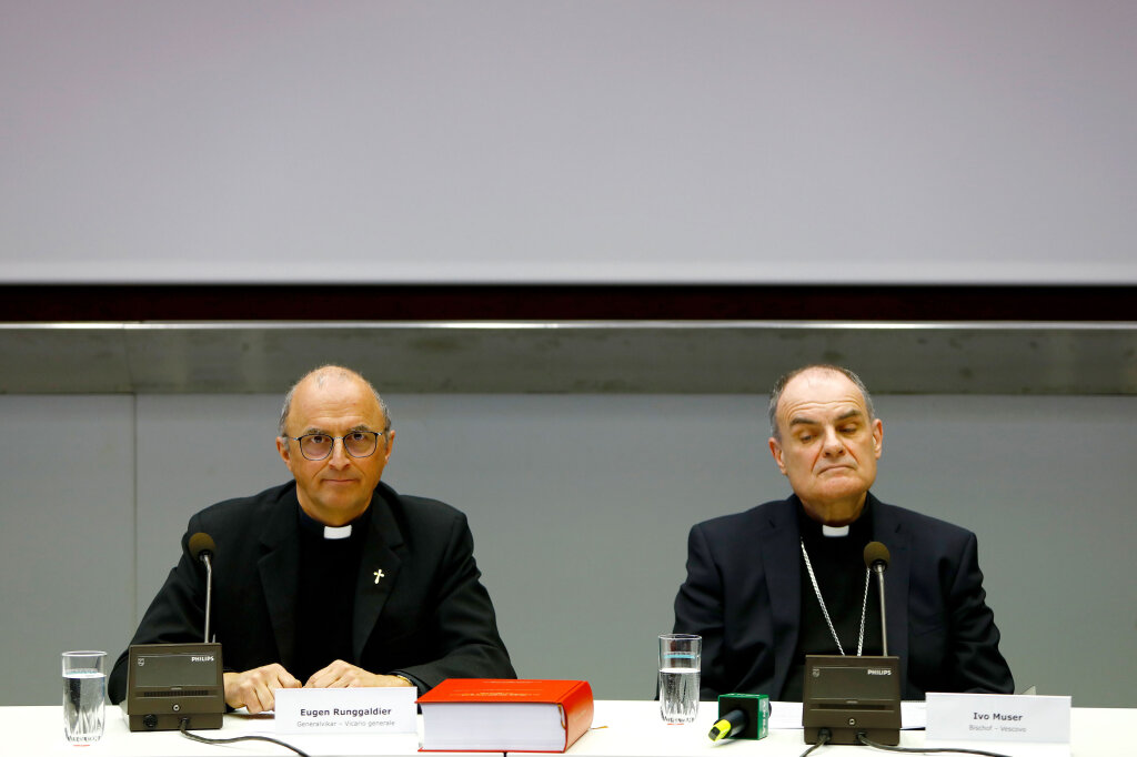 Südtirols Kirchenführung, Bischof Ivo Muser (rechts) und Generalvikar Eugen Runggaldier, hat ihren Umgang bei der Versetzung eines vorbelasteten Priesters prüfen lassen. Das Ergebnis spricht von einem „systemischen Totalversagen“. Foto: Alexander Alber