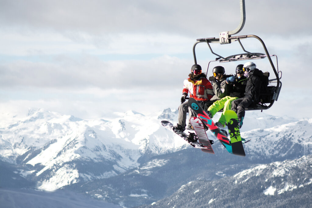 Materialcheck: Wenn Boards, Skier, Schuhe und Helm passen, kann der Winter kommen. Foto: Pamela Saunders/unsplash.com
