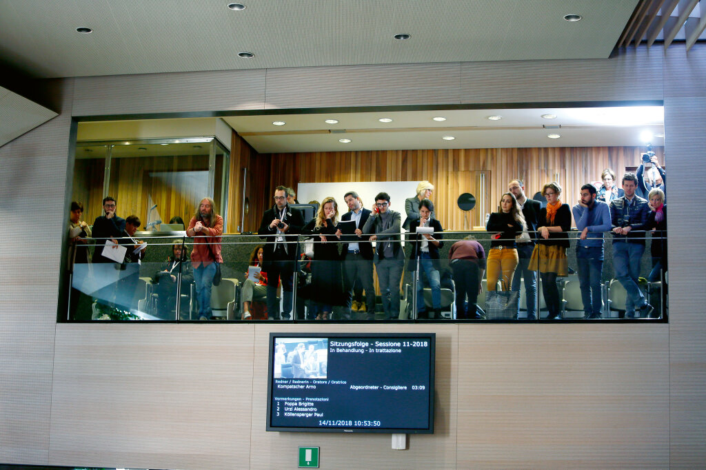 Großer Auftrieb: Die volle Pressetribüne bei der ersten Sitzung des Landtags, doch weil die Demokratie langsam geht, wird den Journalisten schnell langweilig. Foto: Alexander Alber