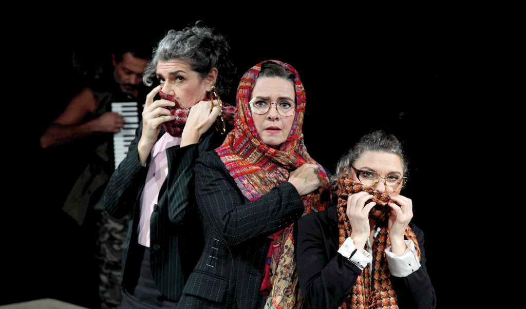 Von links: Johanna Porcheddu, Christina Khuen und Sabine Ladurner in „Eine nicht umerziehbare Frau“. Foto: Andreas Marini