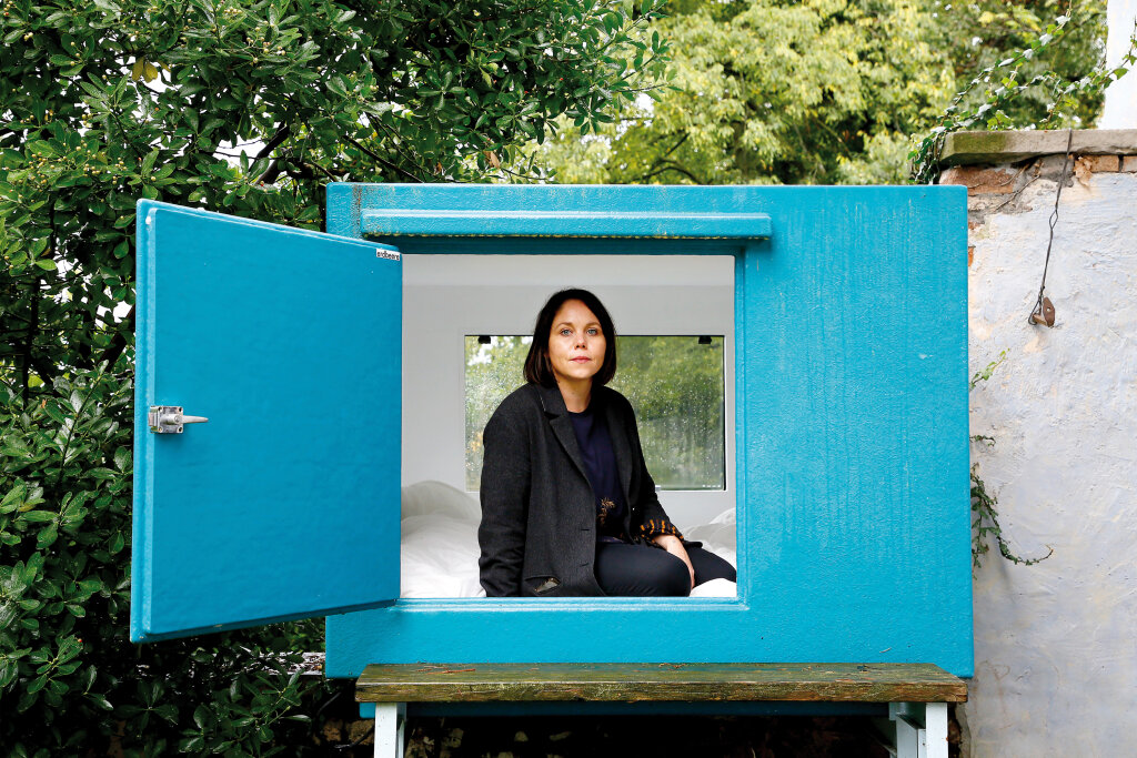Eingetaucht in Kunst: Kathrin Oberrauch in der „Mini Capsule“ des Ateliers Van Lieshout im Park von Schloss Gandegg, St. Michael/Eppan. Foto: Alexander Alber