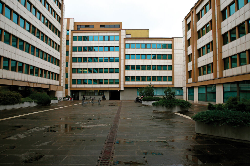 Viele Fenster, aber wenig Transparenz: Die Entscheidungen der Agentur für Einnahmen werfen viele Fragen auf. Foto: Alexander Alber