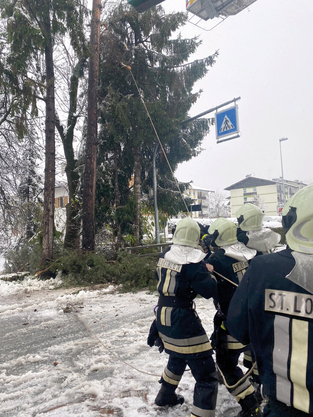 Im Dauereinsatz: Männer der Freiwilligen Feuerwehr St. Lorenzen bei der Sicherung einer Straße. Foto: Freiwillige Feuerwehr St. Lorenzen