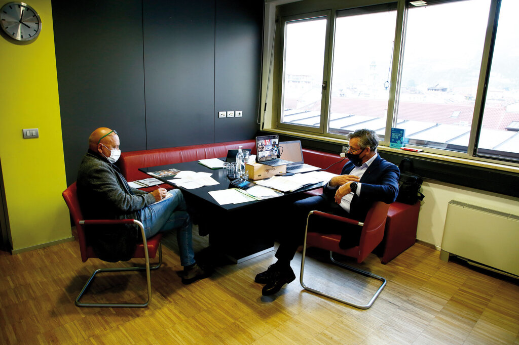 Angetreten zum Testen: Norbert Dall’Ò im Gespräch mit Gesundheitslandesrat Thomas Widmann über die Operation Massentest. Foto: Alexander Alber