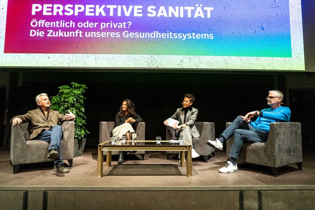 Die 6. ff-Talks in der Basis Vinschgau Venosta in Schlanders: ff-Direktorin Verena Pliger (2. von rechts) diskutierte mit Rupert Waldner, Sonia Prader und Alexander Gardetto über das Thema „Perspektive Sanität“. Foto: Matteo Groppo