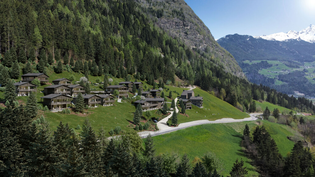 So soll es aussehen, wenn es fertig gebaut ist: Derzeit wird gebaut, Amonti Chalets eröffnet im Frühjahr 2025. Foto: Rendering Arch. Gruber/privat