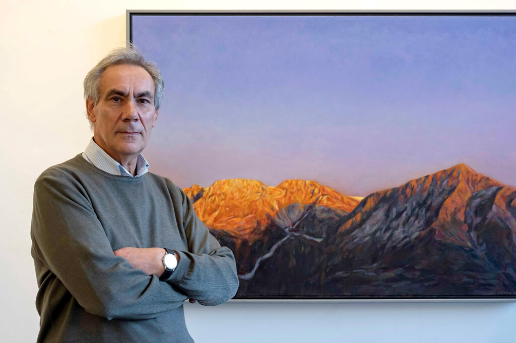 Der Maler Gotthard Bonell vor einem seiner neuen Bilder: Wer das Licht feiert wie er, muss um das Dunkel wissen. Foto: Othmar Seehauser