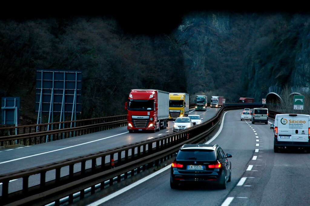 Lkw-Verkehr auf der Autobahn: Schadstoffwerte verringert. Foto: Alexander Alber