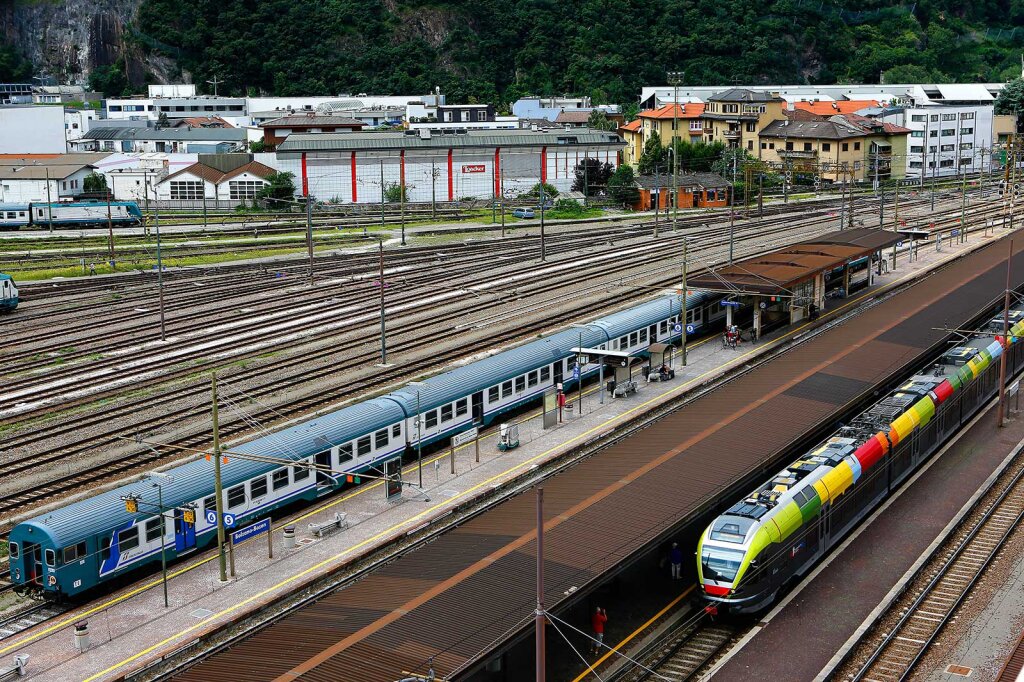 Blick in die Gegenwart: Einige der Trenitalia-Züge, die auf dem Südtiroler Schienennetz verkehren, sind bis zu 30 Jahre alt. Die Flirtzüge der Stadler Rail AG (rechts im Bild) sind wesentlich jünger. Ab 2025 gibt es neue Modelle. Foto: Alexander Alber