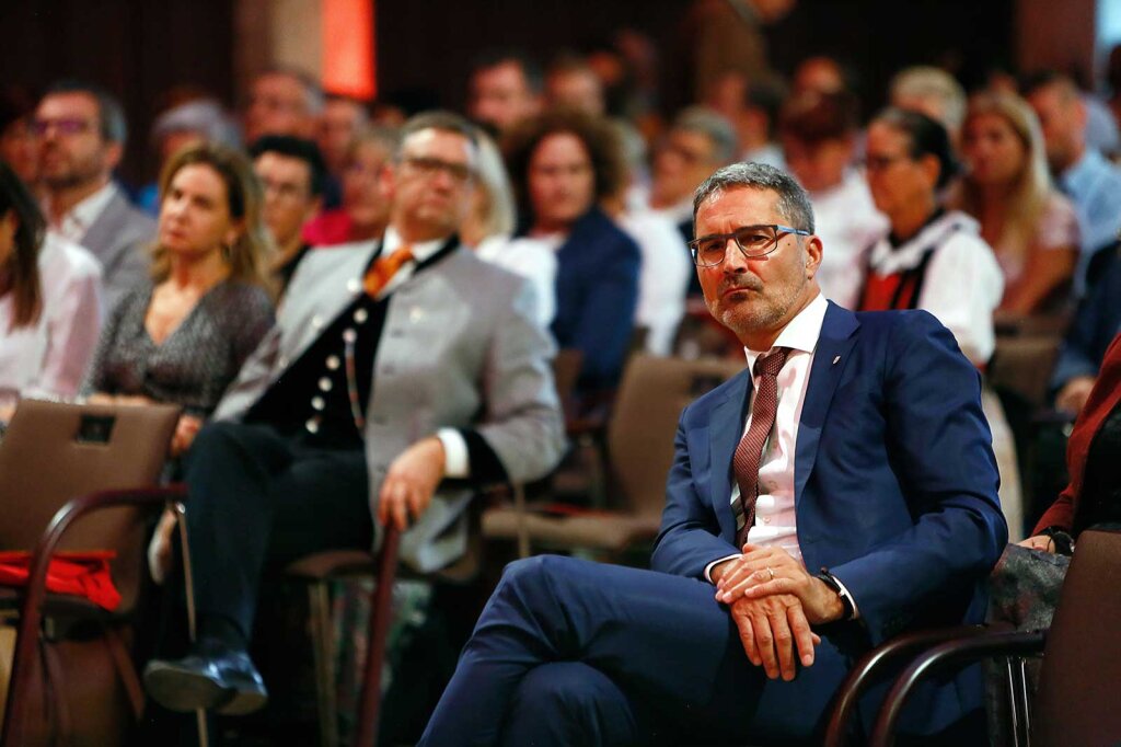 Arno Kompatscher, 51, war mal Völser Bürgermeister und Präsident des Gemeindenverbandes. Seit neun Jahren ist er Landeshauptmann. Bei seinem Amtsbeginn 2013 sagte er: „Im Höchstfall zwei Legislaturen“ wolle er bleiben. Ein Fehler, sagten schon damals viele innerhalb und auch außerhalb der SVP. Foto: Alexander Alber