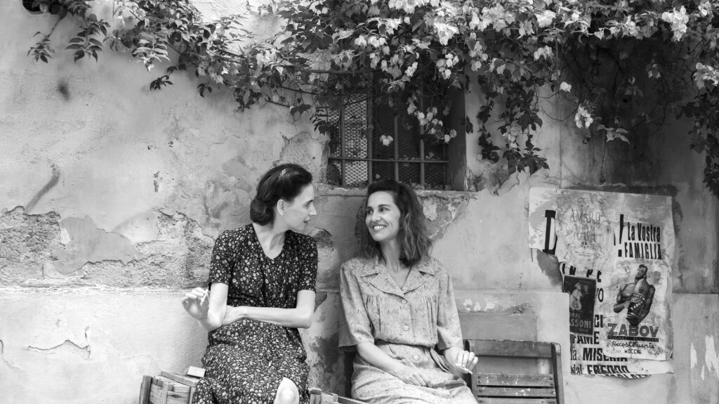 Paola Cortellesi (Regie und Hauptrolle, rechts) verhandelt das Patriarchat anhand einer Familie im Rom der Nachkriegszeit. Foto: Archiv