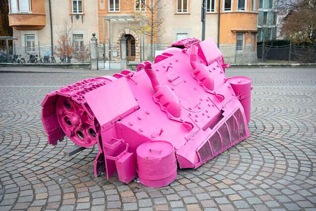 Mit rosa Farbe bemalte David Cerný den Teil eines Panzers, der im Boden zu verschwinden scheint. Was wäre, wenn alle Panzer rosa wären und im Boden versinken würden? Foto: Ludwig Thalheimer