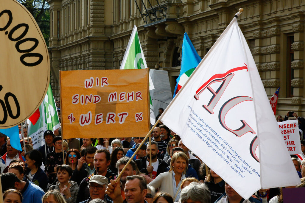 Ab 15 Uhr wird an diesem Freitag der Protestzug durch Bozen ziehen, vom Rathausplatz zum Silvius-Magnago-Platz (Archivbild). Foto: Alexander Alber