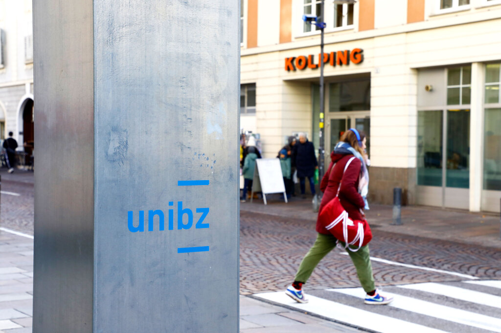 Die Leistungsvereinbarung zwischen Uni Bozen und Land soll ein Augenmerk auf Exzellenzentwicklung legen: Das fördert einen Tunnelblick auf die Karriere. Foto: Alexander Alber