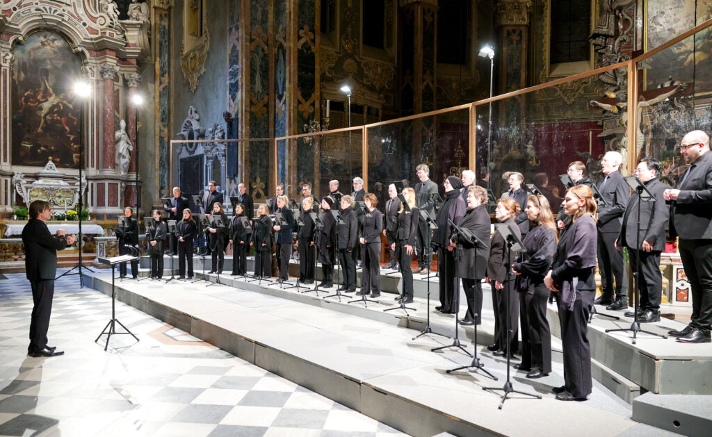 Der RIAS Kammerchor Berlin begeistert beim Brixner Festival Musik und Kirche mit den Kompositionen von Palestrina und Pärt. Foto: Konrad Eichbichler