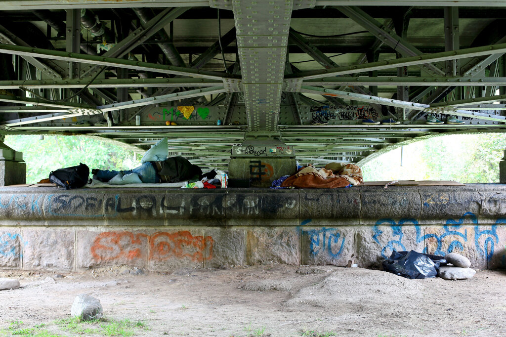 Für viele Obdachlose kam der Kälteeinbruch dieses Jahr sehr plötzlich (hier zu sehen unter einer Brücke). Bozen hat die letzten verfügbaren Notfallschlafplätze geöffnet. Foto: Alexander Alber