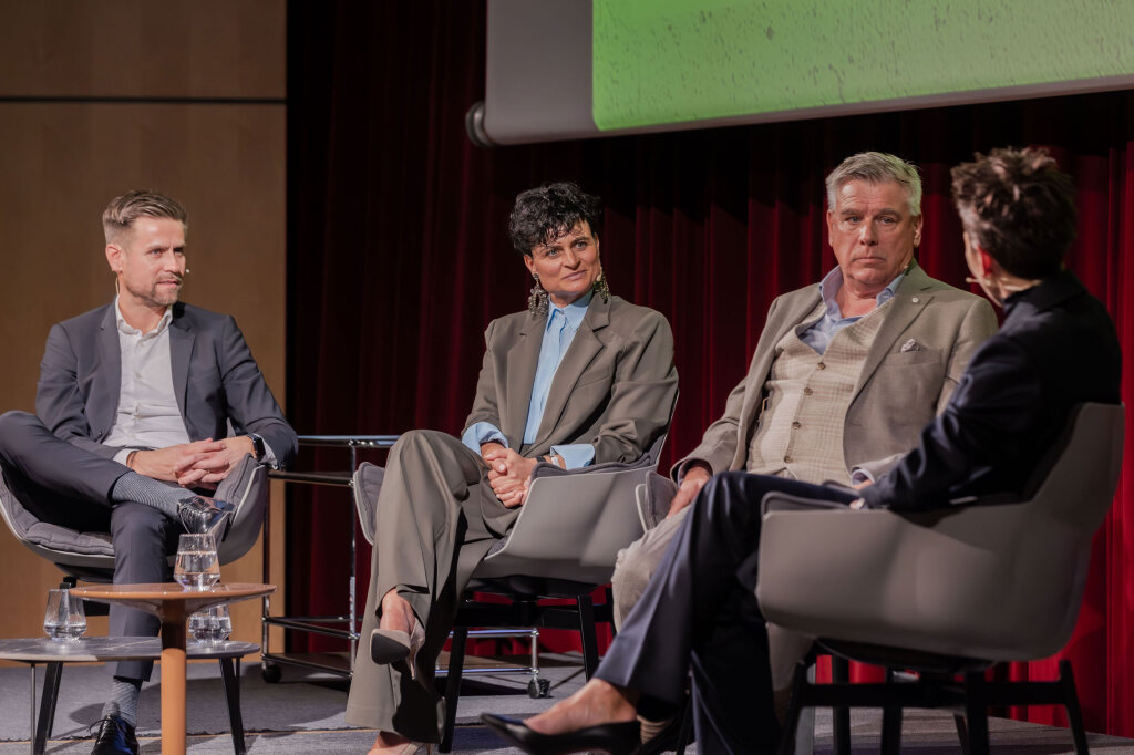Wer sind die Gäste von morgen und wie können wir uns darauf vorbereiten? Darüber diskutierte Verena Pliger (rechts) mit Wolfgang Töchterle, Claudia Rier und Erich Falkensteiner bei den ff-Talks im Forum Brixen. Foto: LIVE-STYLE Agency