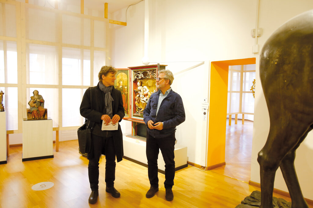 Im Museum: Das Bozner Stadtmuseum ist seit Jahren im Dornröschenschlaf versunken. Was ist bloß los mit der Kulturpolitik der Landeshauptstadt? Markus Larcher (links) im Gespräch mit Stefan Demetz, dem Verwahrer der Museumsbestände. Foto: Alexander Alber