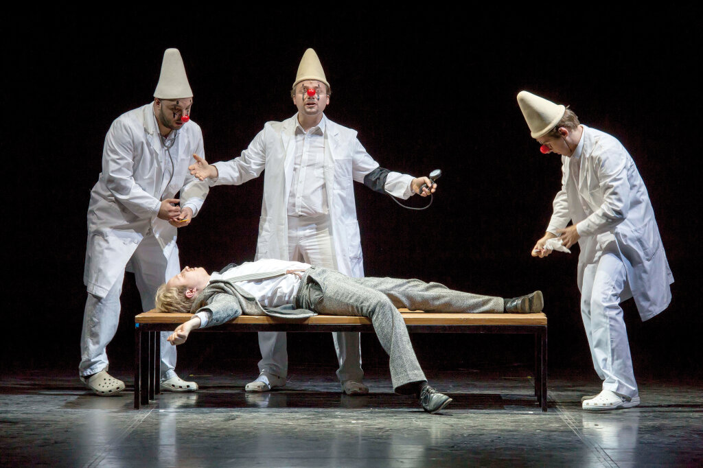 Große Musik, mittelmäßiges Libretto, flache Inszenierung: „Die Antilope“ eröffnete die Opernsaison am Bozner Stadttheater. Foto: Stiftung Haydn