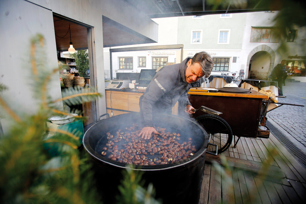 Aus einer Leidenschaft einen Beruf gemacht: Toni Mair unter der Eggen beim Maroni-Braten am Brunecker Graben. Foto: Alexander Alber