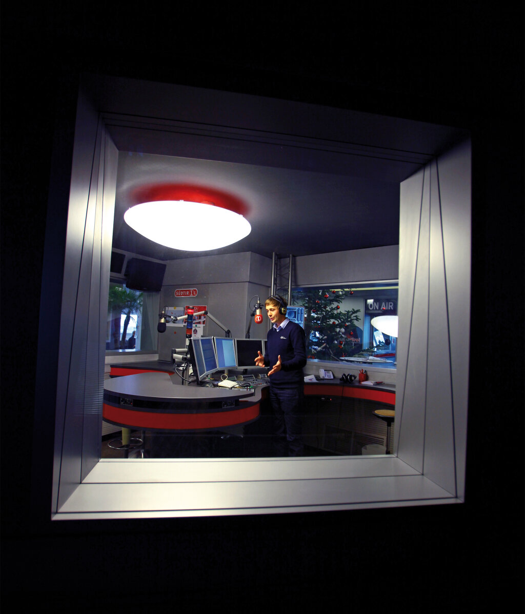 Daniel Winkler im Studio von Südtirol 1: Seine Stimme und die seiner Kollegen gehört nun zur Hälfte der Athesia-Gruppe. Foto: Alexander Alber