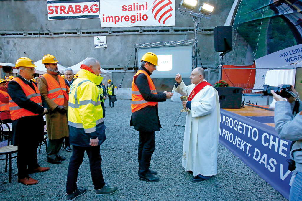 Landeshauptmann Arno Kompatscher bei der Messfeier anlässlich des Durchstichs des Südportals des Brennerbasistunnels (BBT): „Mit dem BBT kommen zwei Drittel des Güterverkehrs auf Schiene.“ Foto: Alexander Alber