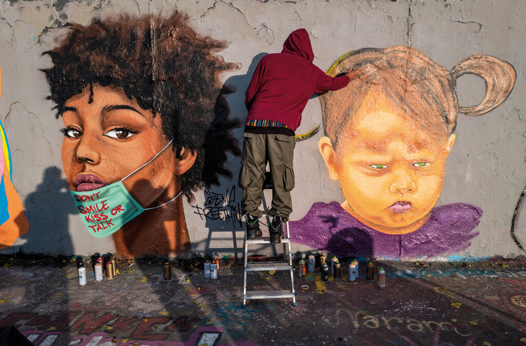 Das Virus hat längst auch die Graffiti-Szene erreicht: Der Streetart- und Graffiti-Künstler Eme Freethinker arbeitet an einem seiner Bilder am Mauerpark zwischen Prenzlauer Berg und Wedding. Foto: John Macdougall/AFP