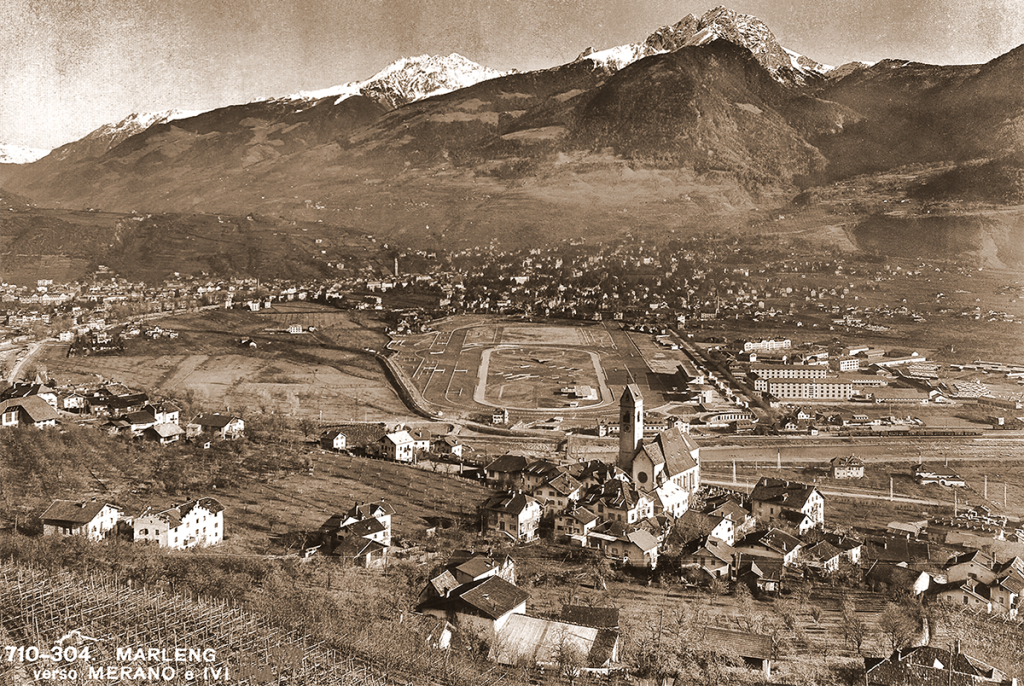 Das Weindorf Marling: Zwischen 1935 und 2021 ist viel passiert. Aber auch Meran (im Bild der Pferderennplatz) ist in die Breite gegangen. Foto: Archiv