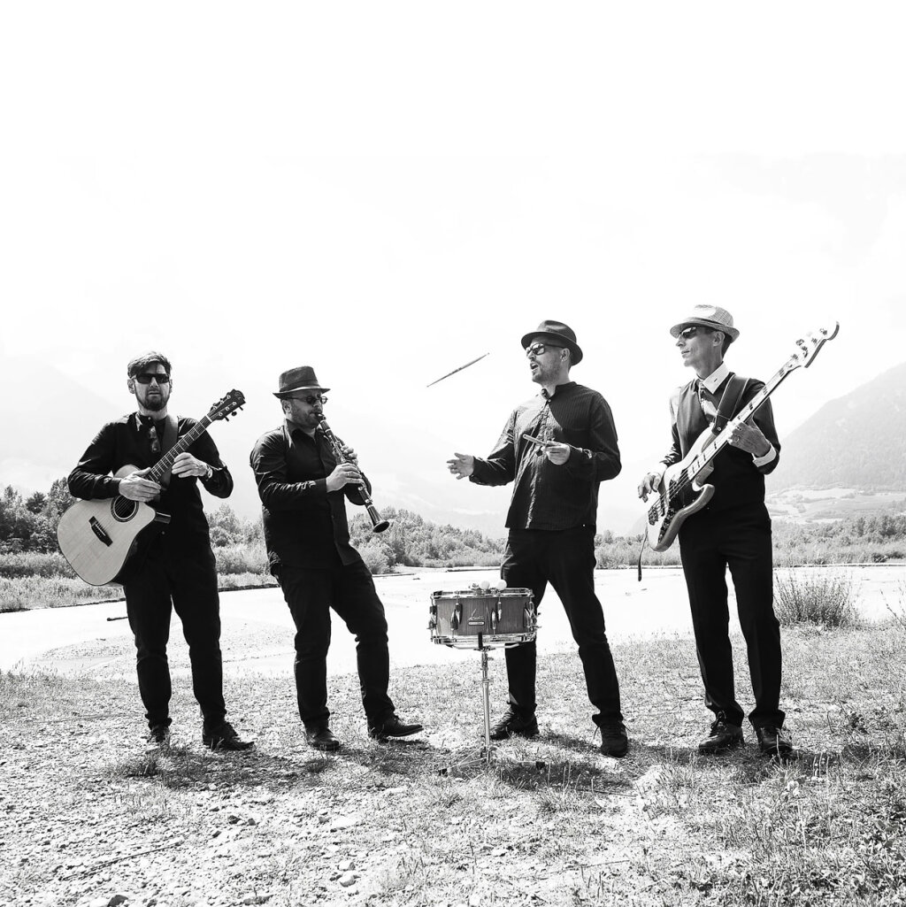 Die Band Flouraschworz stellt am 21. Dezember im Kulturhaus Karl Schönherr in Schlanders (20 Uhr) ihre zweite „Korrnrliadr“-CD vor. Von links: Heiner Stecher, Hannes Ortler, Michl Reissner und Franco Micheli. Foto: Elisabeth Hölzl