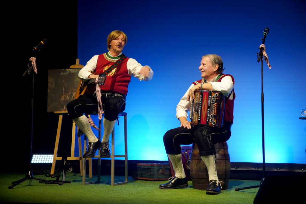 Thomas Hochkofler (li) und Lukas Lobis sind mit „Leo & Luis 2“ auf Südtirol-Tournee: ein etwas anderer „Musikantenstadel“. Foto: Ernst Müller