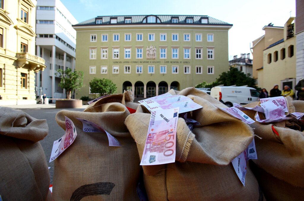 Wer soll wie viel bekommen? Wo wird gespart? Die Diskussion um die Politikerrenten und Hausfrauenrenten sorgt für Unmut. Foto: Alexander Alber