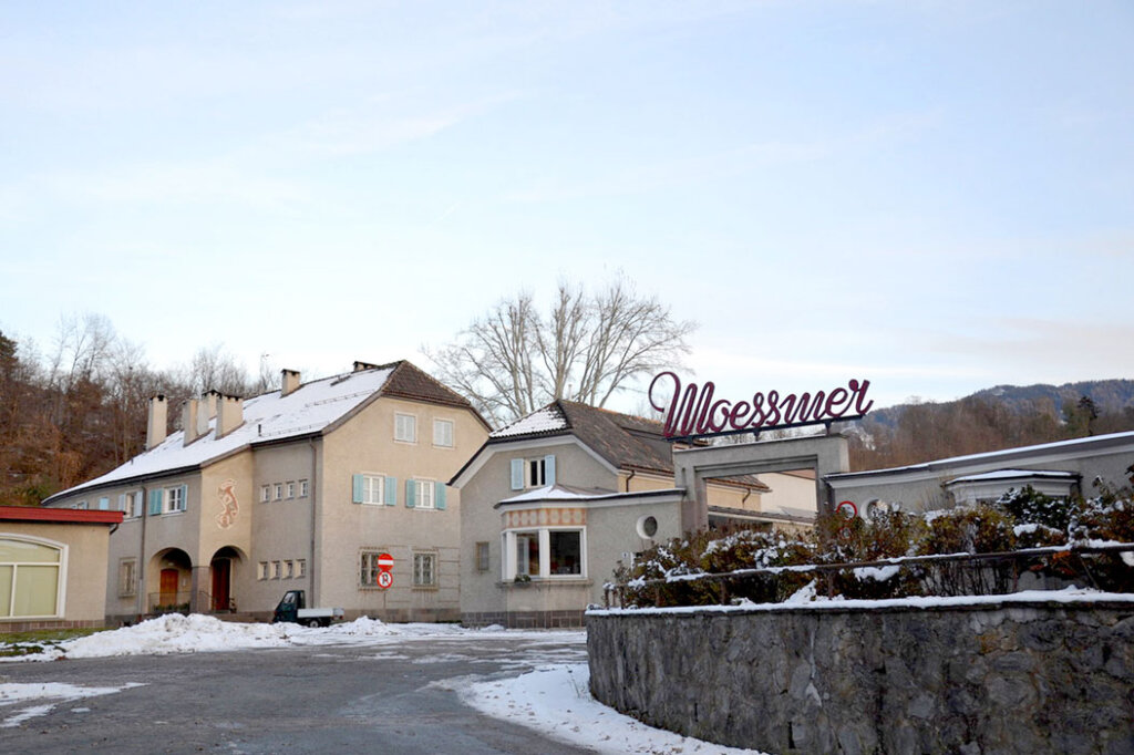 Die Tuchfabrik Moessmer AG produziert seit 130 Jahren in Bruneck hochwertige Stoffe für die ganze Welt. Auf dem Areal lebte über zehn Jahre lang auch Herr K. mit seiner Familie – in desolaten Wohnverhältnissen. Foto: Archiv
