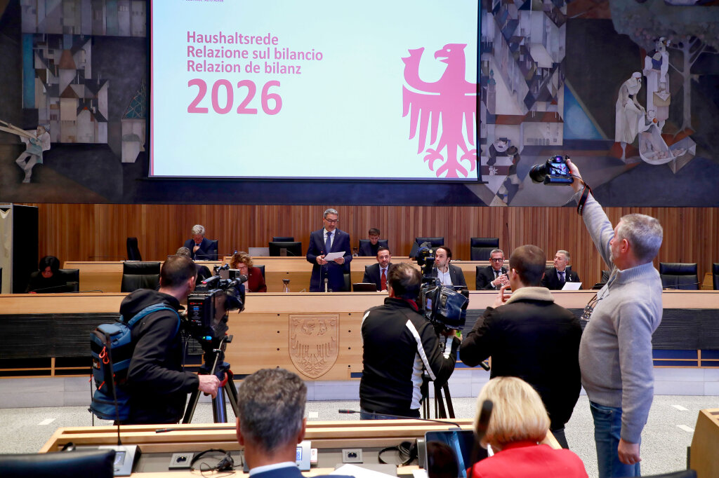 Am Dienstag dieser Woche hielt Landeshauptmann Arno Kompatscher die traditionelle Haushaltsrede. Nächste Woche wird im Plenum des Landtags über den Rekordhaushalt 2026 debattiert und abgestimmt. Foto: Alexander Alber