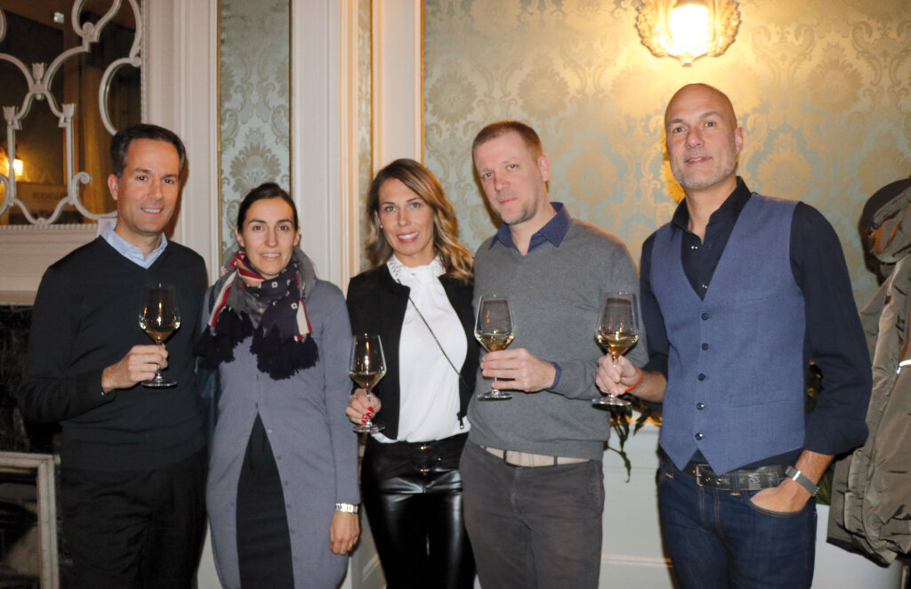 Gesellige Runde: Christoph Gasser, Tanja Messner, Eva Gasser, Daniel Gasser, Marco Buozzi. Foto: Parkhotel Laurin