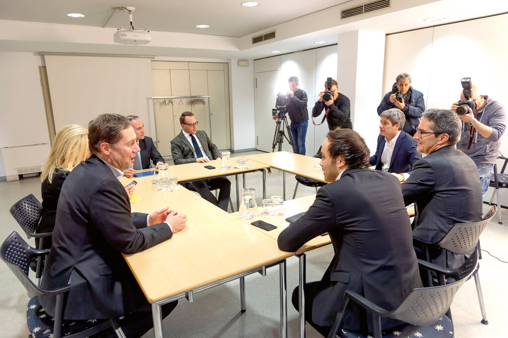 Nach den reibungslosen inhaltlichen Gesprächen bahnt sich ein Gerangel um die Posten an: Die Delegationen von SVP und Lega bei ihrem ersten Treffen am Samstag vor einer Woche. Foto: Othmar Seehauser